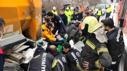 Son dakika haberi | Öldü sanılan sürücünün yaşadığı anlaşılınca onu hayatta tutmak için böyle çabaladılar... Kağıt gibi ezilen otomobilde zamanla mücadele