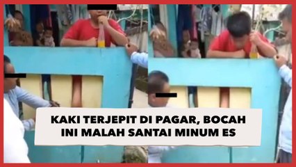 Kasihan tapi Kocak! Kaki Terjepit di Pagar Tembok Rumah, Bocah ini Malah Santai Minum Es