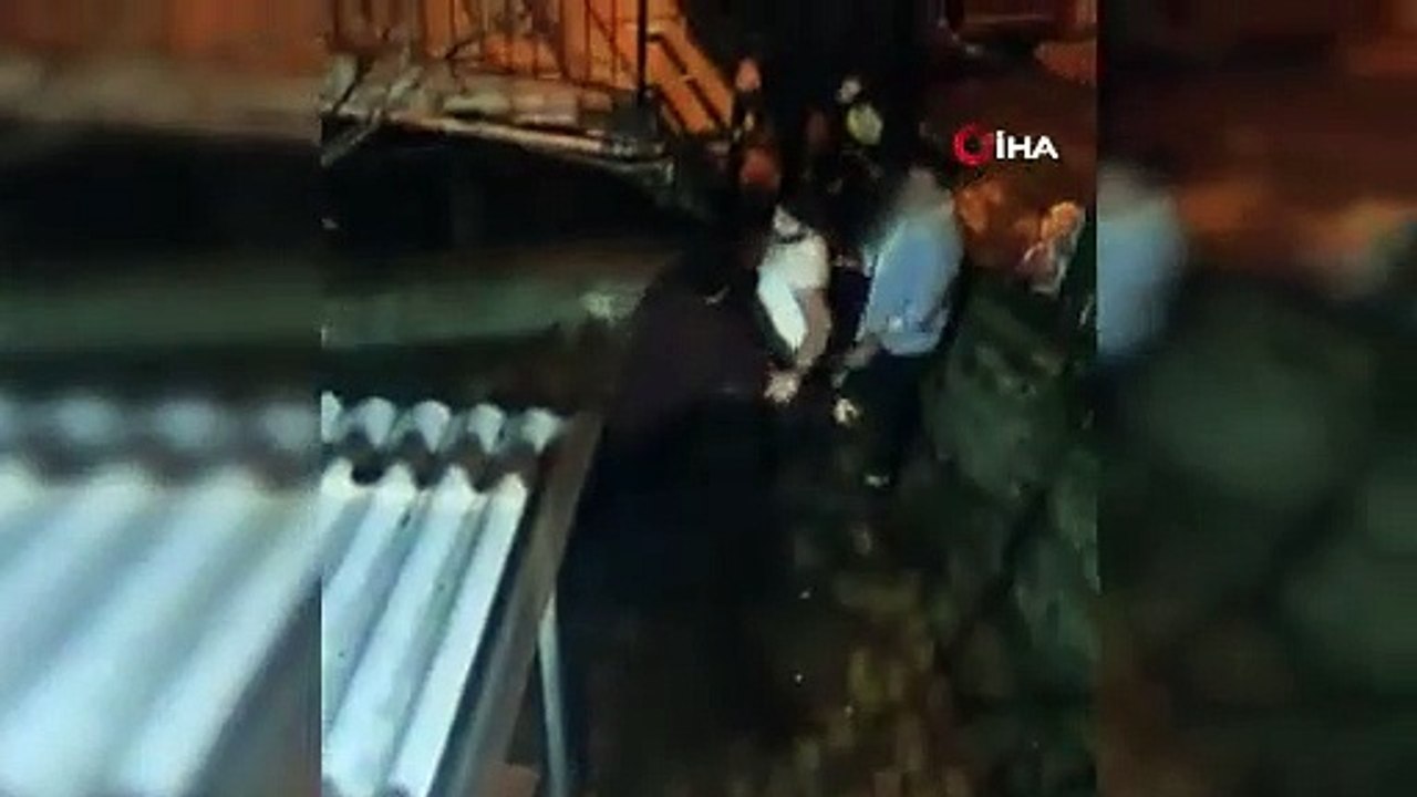 Gürültü yaptığı için kendisini uyaran 3 kişiye döner bıçağıyla saldırdı