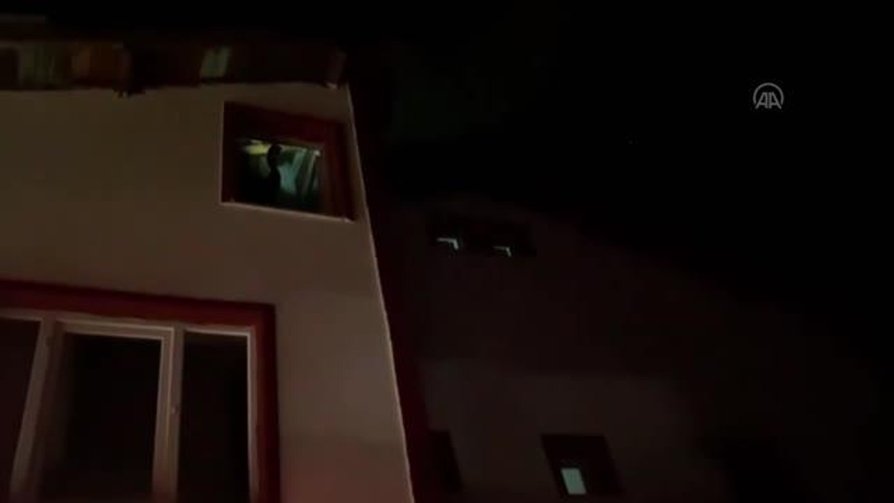 Eflani'de evin çatısı yangında hasar gördü