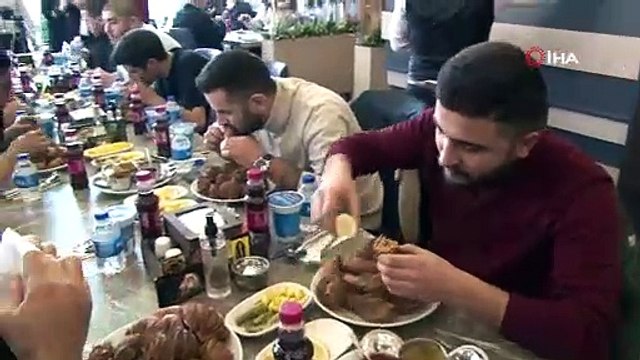 'Şırdan yeme' yarışmasında 8 dakikada 10 tane yedi, çeyrek altın kazandı; “10 tane daha olsa yerim”