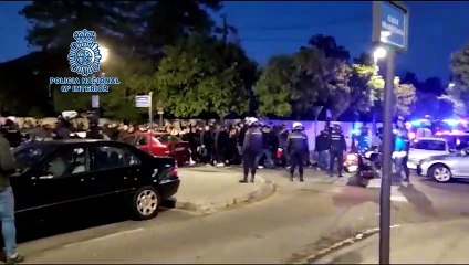 Control de la Policía de los ultras en el partido que enfrentó al Rayo y al Betis en Sevilla