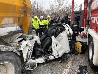 2 kamyonun arasında kalan otomobildeki karı koca yaralandı