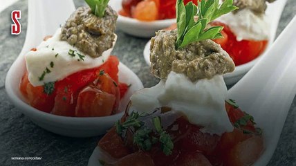 Vídeo Receta: Cucharas de tomate burrata aceitunas