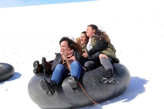 Konya'da 2 bin rakımlı yaylada kayak keyfi yaşadılar