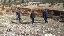 Karaman'da heyelan zeytin ağaçlarını kökünden söktü, köy yolunu ulaşıma kapattı
