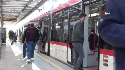 Tramvaylar kadın vatmanlara emanet: Her gün on binlerce yolcu taşıyorlar... 90 vatmandan 35'i kadın