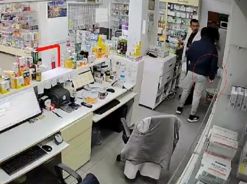 Bıçaklı soyguncuyu etkisiz hale getiren eczacı: Şaka zannettim