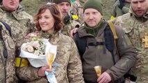 우크라이나 전장의 특별한 결혼식...22년차 부부 군복 입고 늦깎이 결혼 / YTN