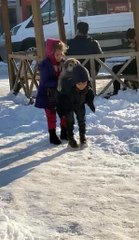 SIRTINDA TAŞIRKEN GÖRÜNTÜLENDİĞİ YAVRU KÖPEĞE EVİNDE BAKIYOR