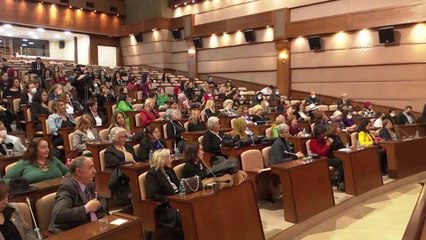 İmamoğlu, kadın muhtarlar ve İBB Meclisindeki kadın üyelerle buluştu