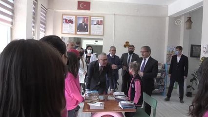 Vali Şimşek, kitap bağış kampanyasına 100 kitapla destek verdi
