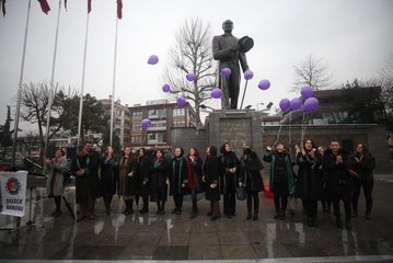 Avukatlar kadın hakları konusunda farkındalık oluşturmak için mor balon uçurdu