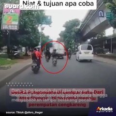 Viral Detik-detik Pemotor Kejatuhan Batu dari Atas Flyover