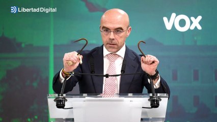 Vox muestra garfios de inmigrantes como los que se usaron para saltar la valla en Melilla