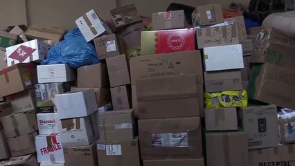 Aiuti da Milano all'Ucraina, l'impressionante montagna di pacchi riempie il cortile della chiesa