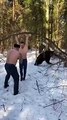 Un ours aide deux hommes pendant leur entrainement (Russie)