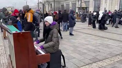 Rapariga toca piano em Lviv