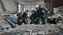 Harkiv'de bombardıman sonucu çöken binada kurtarma çalışmaları sürüyor