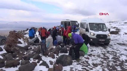 KADINLAR GÜNÜ'NÜ ZİRVEDE KUTLAMAK İÇİN AĞRI DAĞI'NA TIRMANIYORLAR