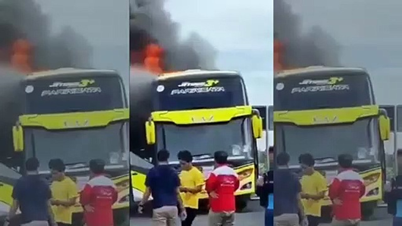 Bus terbakar di tol
