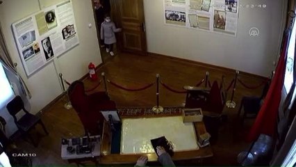 Atatürk heykelini selamlayan miniklerin görüntüsü duygulandırdı