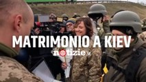 Guerra Russia-Ucraina, coppia di soldati si sposa a Kiev: il video girato dal sindaco Klitschko