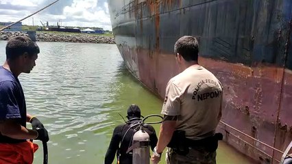 Mergulhador em busca de droga escondida em navio