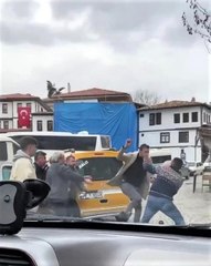 Son dakika haber! Taksici ile minibüsçünün yumruk yumruğa kavgası kamerada