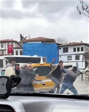 Son dakika haber! Taksici ile minibüsçünün yumruk yumruğa kavgası kamerada