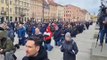 Cientos de personas rezan de rodillas por la paz en Ucrania