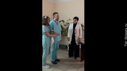 El amor en medio de la guerra: dos médicos se casaron en un hospital de Ucrania