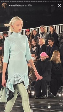 Camélia Jordana a assisté au défilé de mode Givenchy, collection automne-hiver 2022/2023, à la Paris La Défense Arena. Paris, le 6 mars 2022.