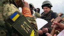 Soldados ucranianos casaram na linha da frente de defesa de Kiev