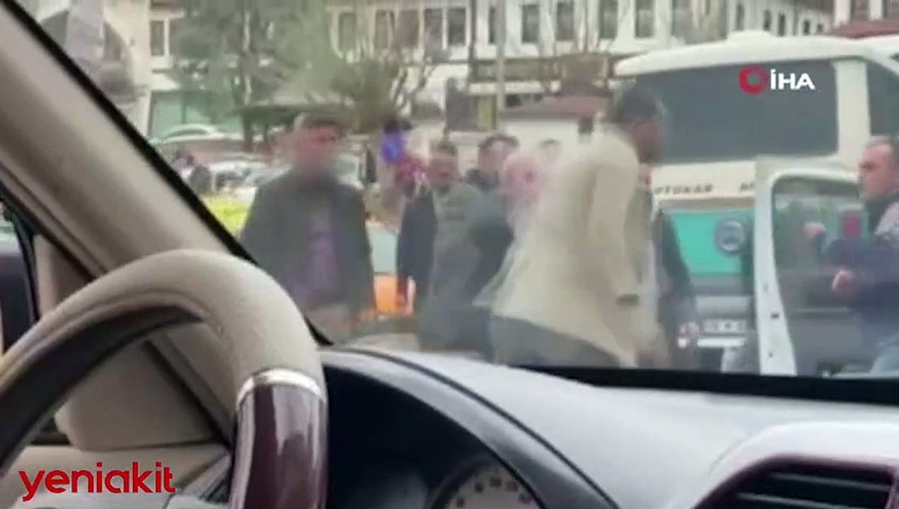 Taksici ve minibüs şoförünün tekme tokat kavgası böyle kaydedildi!