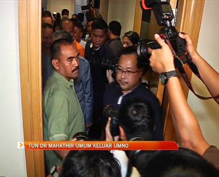 Tun Dr Mahathir Mohamad hari ini mengumumkan keluar daripada UMNO