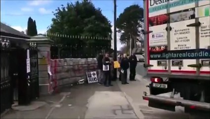 Un homme démolit l'entrée de l'ambassade de Russie à Dublin