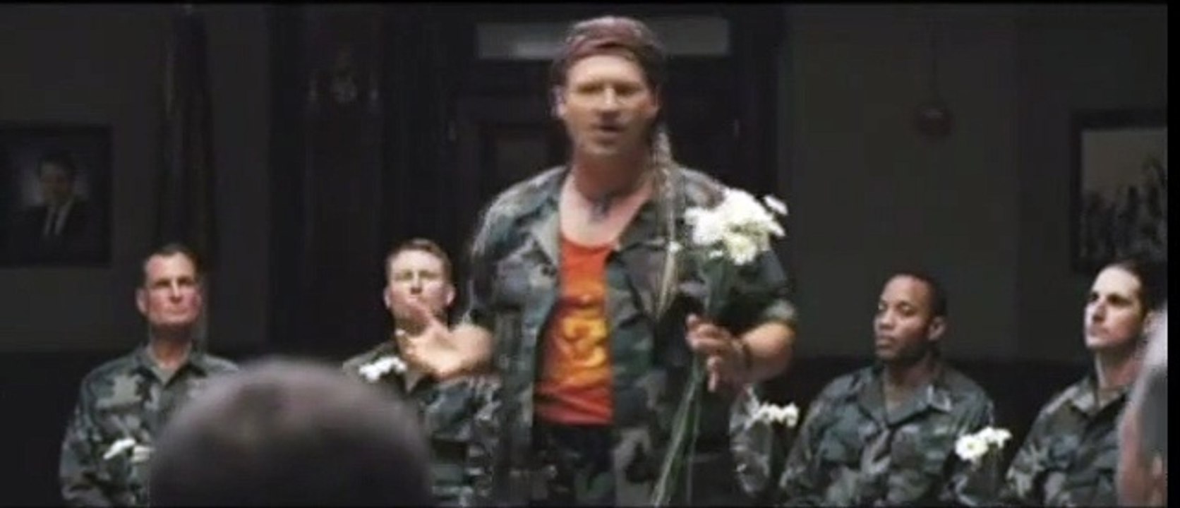 Los hombres que miraban fijamente a las cabras Clip (2)