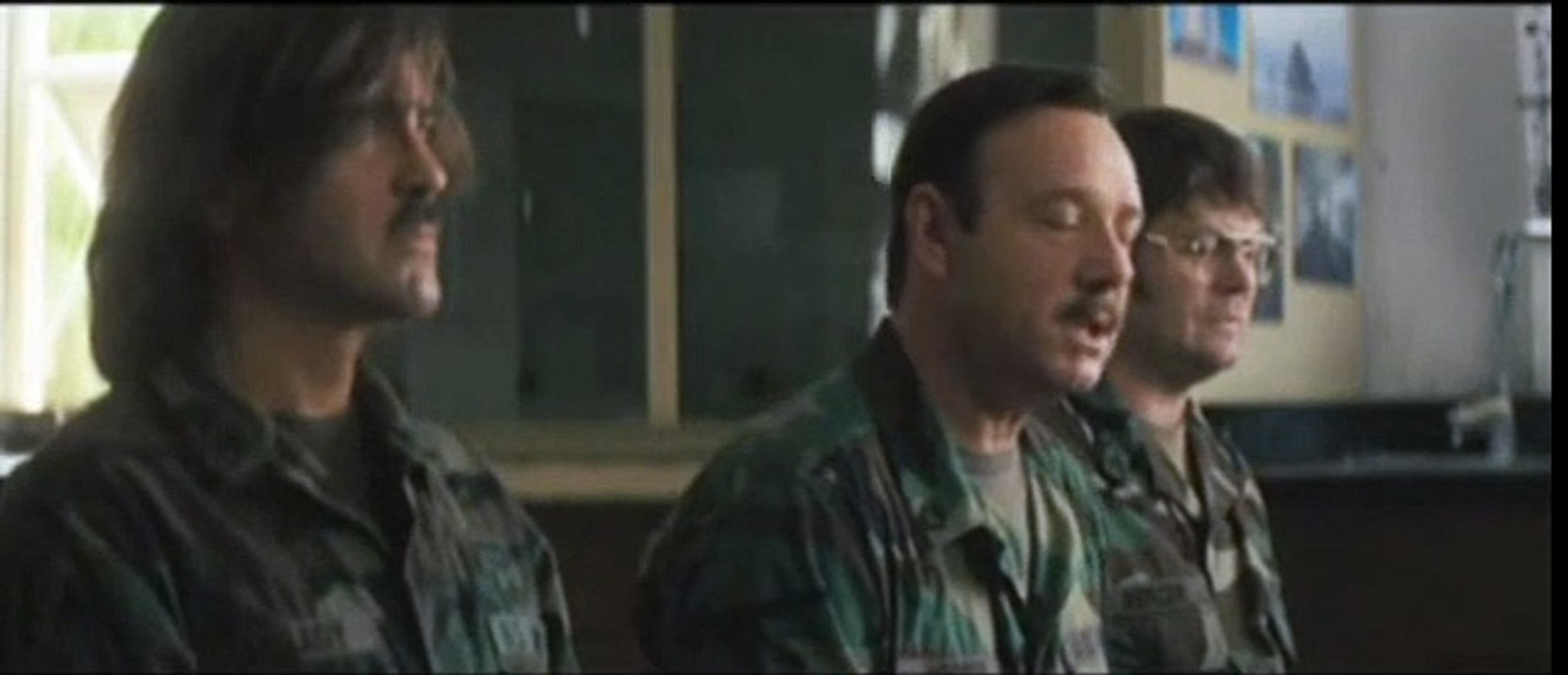 Los hombres que miraban fijamente a las cabras Clip (5)