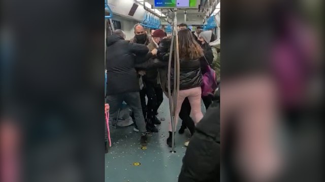 Marmaray'da gençlere 'neden sevişiyorsunuz' diyerek tekme tokat saldırdı