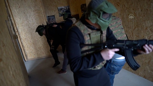 Je veux être prêt pour aller à la guerre : à Lviv, des civils ukrainiens apprennent à manier les armes