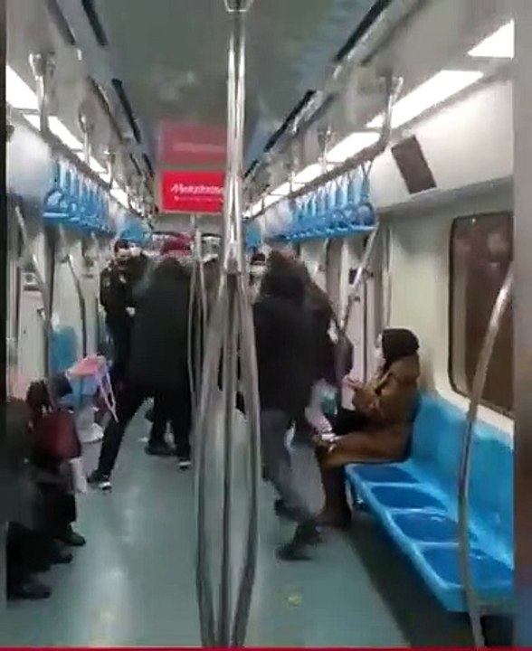 Marmaray’da gençlere ‘neden sevişiyorsunuz’ diyerek, tekme tokat saldırdı