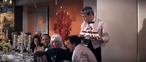 Um Convidado Bem Trapalhão Trailer Original