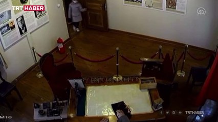 Miniklerden Atatürk heykeline asker selamı