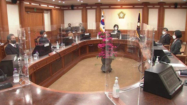 선관위 확진자는 오후 6시부터 일반인과 같은 방식 투표 / YTN
