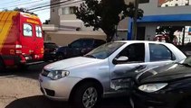 Peugeot e Palio se envolvem em colisão na Rua Duque de Caxias e mulher fica ferida