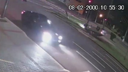 Vídeo mostra Vectra saindo da pista, derrubando semáforo e capotando na Avenida Tancredo