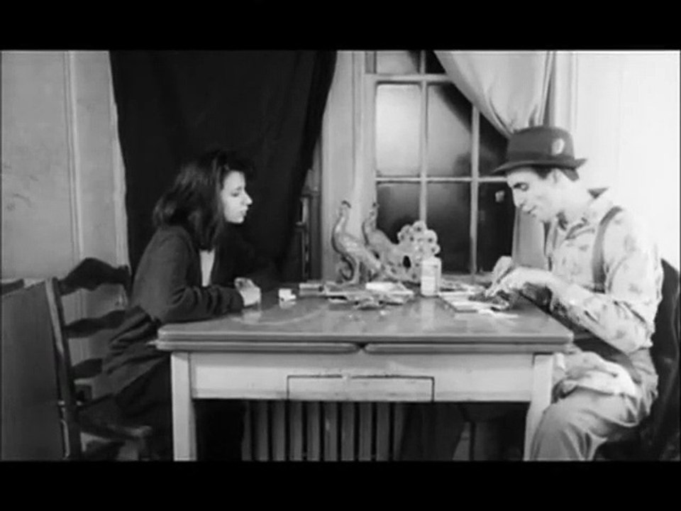 Estranhos no Paraíso Trailer Original