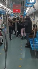 MARMARAY'DA TEKMELİ YUMRUKLU KAVGA
