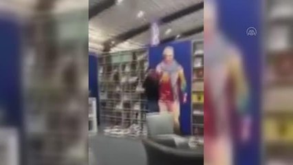 Lübnan'da kitap fuarına İranlı komutan Süleymani'nin posterinin asılması tepkiyle karşılandı